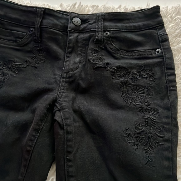 Bebe Skinny Jeans with Embroidered Accents! Sz 25 🛍️💕 - Picture 8 of 14